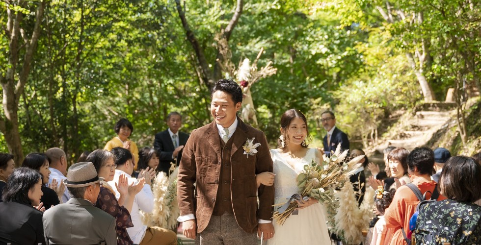 森の中での結婚式風景