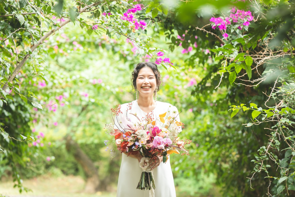 ブーケを持って微笑む新婦